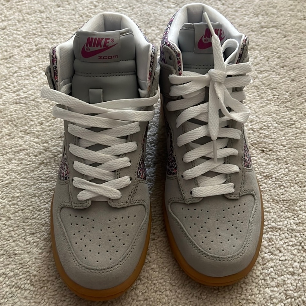 New Nike Floral Sneaker - size 5 women